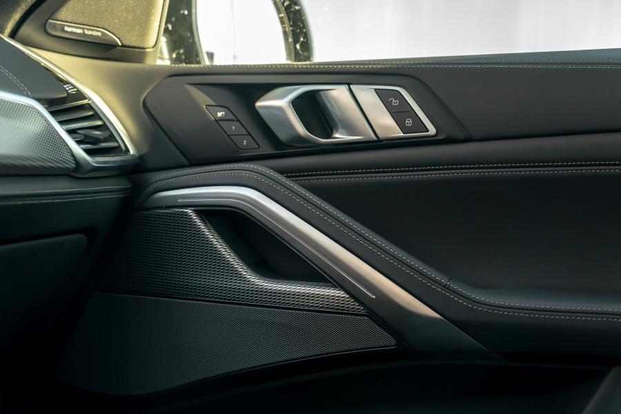 Детали интерьера BMW X6 M50i 2019 года  (NA) (фото 11 из 29)